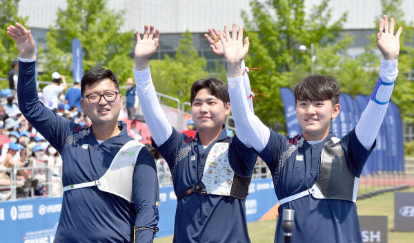 한국 남자 양궁대표팀이 22일 오전 광주 광산구 광주여자대학교 운동장에서 열린 리커브 남자 단체전 결승에서 승리한 뒤 인사를 하고 있다.  뉴시스