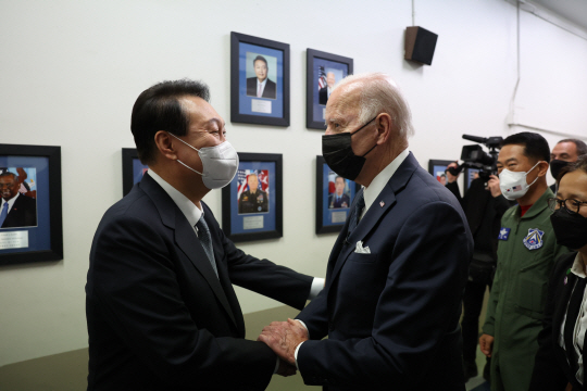 윤석열 대통령과 조 바이든 미국 대통령이 22일 경기 오산 공군작전사령부 내 항공우주작전본부(KAOC) 방문을 마친 후 인사하고 있다. 뉴시스
