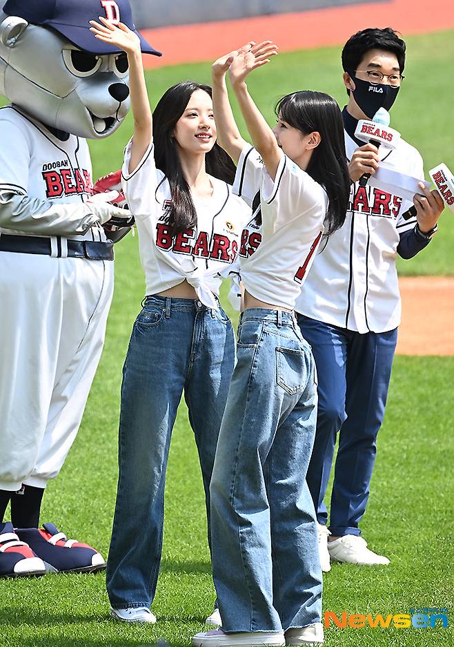 시타와 시구에 앞서 두산 팬들에게 인사하는 보나, 설아.