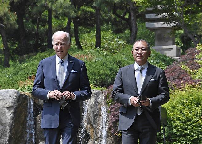 [서울=뉴시스] 백동현 기자 = 조 바이든 미국 대통령과 정의선 현대차그룹 회장이 22일 오전 서울 용산구 그랜드하얏트서울에서 환담을 갖고 기자단을 대상으로 스피치하기 위해 이동하고 있다. (사진=현대자동차 제공) 2022.05.22. photo@newsis.com *재판매 및 DB 금지