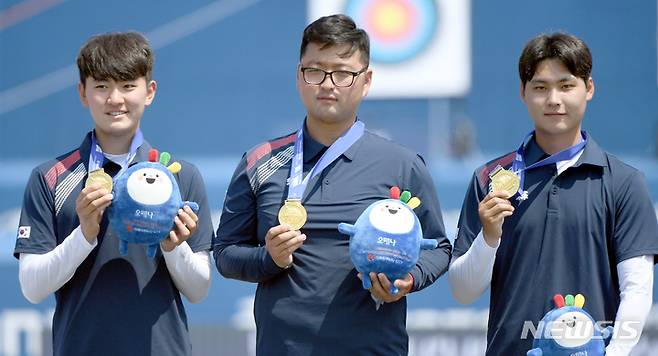 [광주=뉴시스] 류형근 기자 = 광주2022현대양궁월드컵 개막 6일째인 22일 오전 광주 광산구 광주여자대학교 운동장에서 열린 리커브 남자 단체전 시상식에서 김제덕(경북일고)·김우진(청주시청)·이우석(코오롱)이 금메달을 들어보이고 있다.  2022.05.22. hgryu77@newsis.com