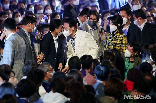 [서울=뉴시스] 전신 기자 = 윤석열 대통령과 부인 김건희 여사가 22일 청와대 본관 앞 대정원에서 열린 KBS 열린음악회에서 공연을 감상한 뒤 퇴장하고 있다. 2022.05.22. photo1006@newsis.com