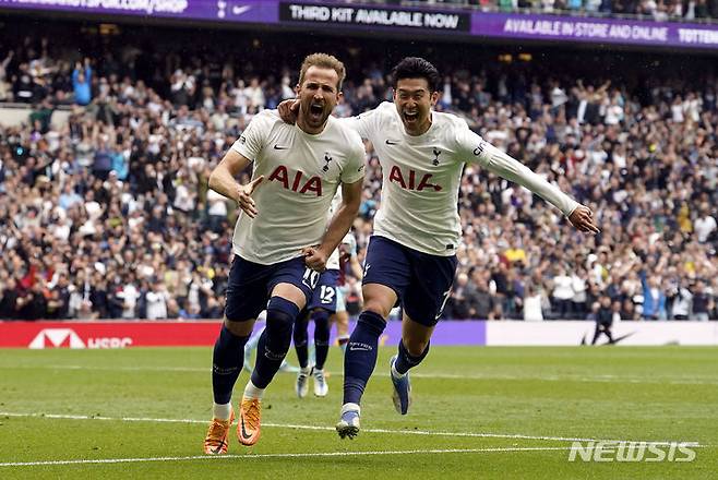 [런던=AP/뉴시스] 토트넘 홋스퍼의 손흥민(오른쪽)이 15일(현지시간) 영국 런던에서 열린 2021~22시즌 잉글랜드 프리미어리그 37라운드 번리와의 경기 전반 53분 해리 케인의 PK 골을 축하하고 있다. 손흥민은 공격 포인트를 올리지 못해 최다 득점(22호) 기록은 다음 경기로 미루게 됐다. 2022.05.16.