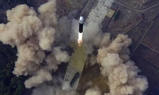북한의 신형 대륙간탄도미사일(ICBM) 화성-17형이 이동식발사차량(TEL)에서 발사돼 상승하고 있다 평양=노동신문·뉴스1