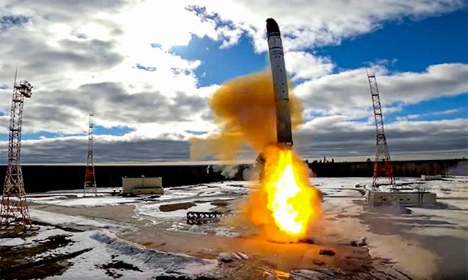 러시아 차세대 대륙간탄도미사일(ICBM) 사르마트가 지난달 20일(현지시간) 아르한겔스크주 플레세츠크 우주기지에서 시험발사돼 불을 뿜으며 하늘로 솟아오르고 있다. 플레세츠크=EPA연합뉴스