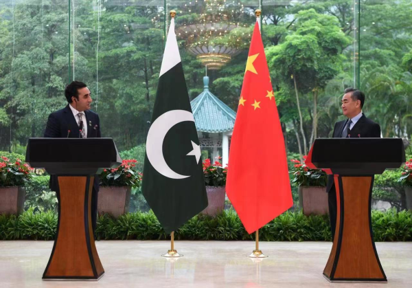 왕이(오른쪽) 중국 외교담당 국무위원 겸 외교부장이 22일 중국 광둥성 광저우에서 비라왈 파키스탄 외무장관과 회담한 뒤 기자회견을 갖고 있다. 중국 외교부 홈페이지 캡처
