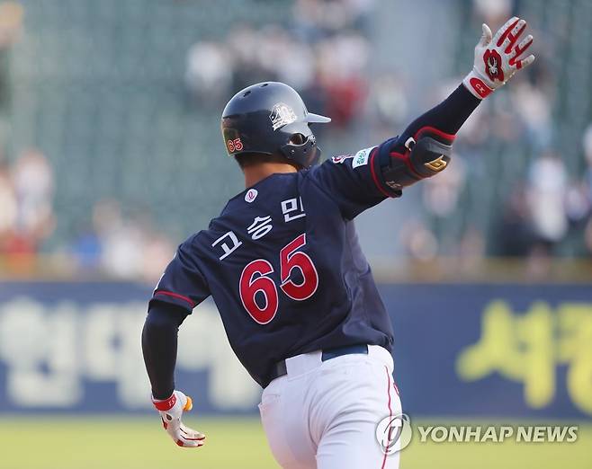 역전 히어로 고승민! (서울=연합뉴스) 김도훈 기자 = 22일 서울 잠실야구장에서 열린 2022 프로야구 KBO리그 롯데 자이언츠와 두산 베어스의 경기. 9회초 2사 1, 2루 롯데 고승민이 역전 스리런 홈런을 쳐낸 뒤 베이스를 돌고 있다. 2022.5.22 superdoo82@yna.co.kr