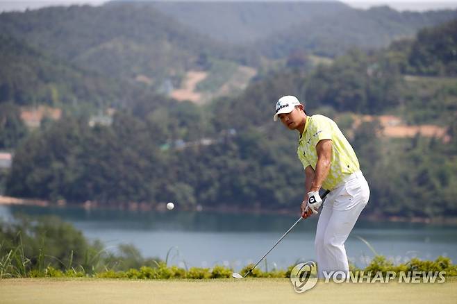 어프로치 샷 하는 박은신 (서울=연합뉴스) 박은신이 22일 경상남도 거제시 드비치골프클럽에서 열린 제12회 데상트코리아 먼싱웨어 매치플레이 순위 결정전 2번홀에서 어프로치 샷하고 있다. 2022.5.22 
    [KPGA 제공. 재판매 및 DB 금지] photo@yna.co.kr