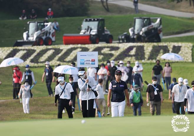 구름 관중 속에서 이동하는 홍정민. [KLPGA 제공. 재판매 및 DB 금지]