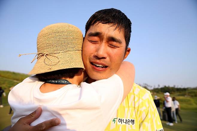 우승 확정 후 어머니와 포옹하는 박은신 [KPGA 제공. 재판매 및 DB 금지]