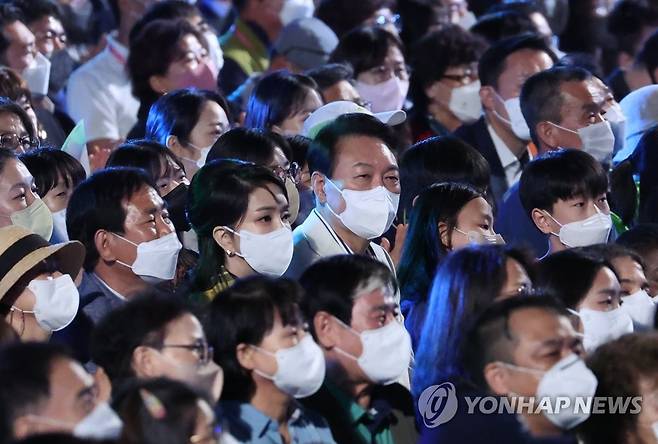 공연 관람하는 윤석열 대통령 내외 (서울=연합뉴스) 안정원 기자 = 윤석열 대통령과 김건희 여사가 22일 청와대 대정원 야외무대에서 열린 청와대 국민개방기념 특별기획 KBS 열린음악회에서 공연을 관람하고 있다. 2022.5.22 jeong@yna.co.kr