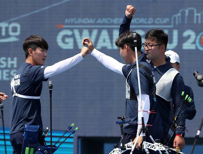 광주 양궁 월드컵 남자 리커브 단체 결승전에 출전한 한국 대표팀이 하이파이브를 하고 있다, 연합뉴스