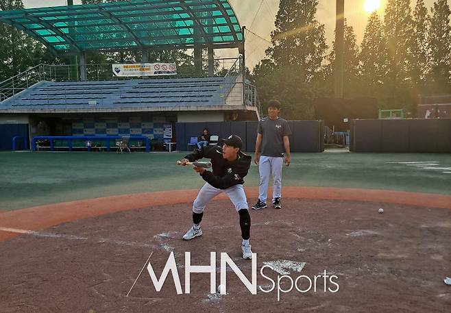 녹화 이후 번트 연습에 임하는 전태준. 전태준 뒤에 있는 이가 두산에서 한솥밥을 먹었던 안준이다. 사진ⓒ김현희 기자