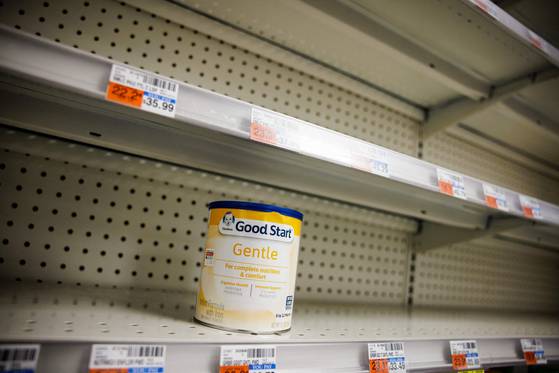 분유 물량이 제때 들어오지 않아 선반이 거의 비어 있는 모습. 〈사진=AFP 연합뉴스〉