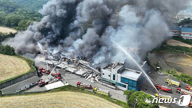 23일 오후 경기 이천시 마장면 이평리 소재 한 골프의류 물류센터에서 화재가 발생해 소방당국이 진화 작업을 벌이고 있다. (공동취재) 2022.5.23/뉴스1 © News1 김영운 기자