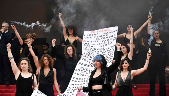 지난 22일(현지시간)페미니스트 단체 ‘동료들’이 성범죄 및 여성 대상 살인에 대해 규탄하기 위해 레드카펫 시위를 하고 있다.칸(프랑스)|AFP연합뉴스