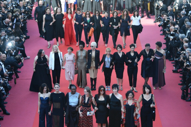 지난 2018년 칸 영화제에서 열린 성평등 시위 ‘Times up’. 82명의 여성 영화인들이 모여 레드카펫 행진 퍼포먼스를 했다.