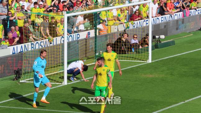 후반 결정적인 기회를 놓친 뒤 고개를 푹 숙인 손흥민. 노리치 | 장영민통신원