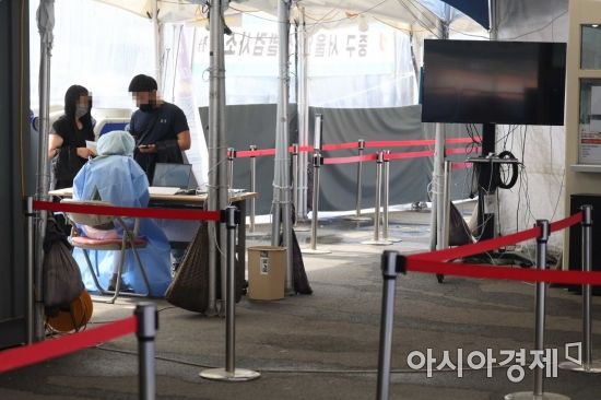 코로나19 확진자 감소세가 이어진 23일 서울역 임시 선별검사소가 한산하다. /문호남 기자 munonam@