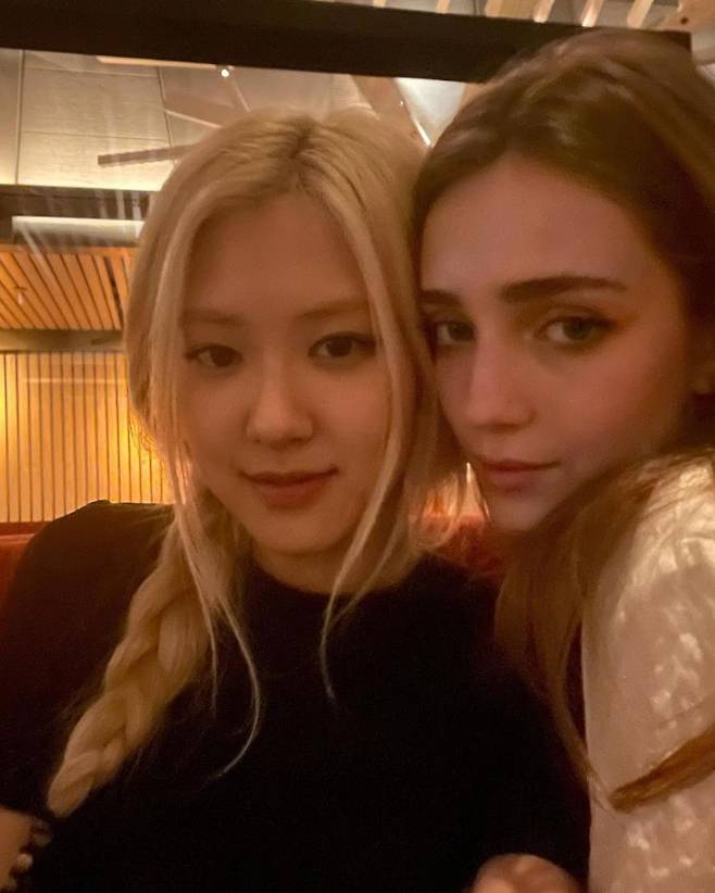 로제(@roses_are_rosie)