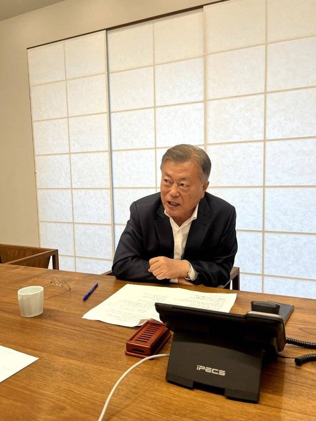 21일 문재인 전 대통령이 조 바이든 미국 대통령과 전화 통화를 나누고 있는 모습.(윤건영 더불어민주당 의원실 제공) 뉴스1