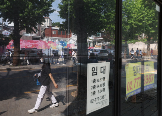 소상공인 대환대출 및 대환보증 세부 방안을 놓고 금융권에 긴장감이 흐르고 있다. 연합뉴스