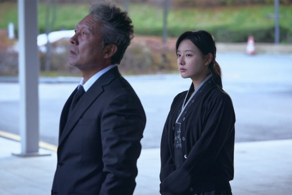 What Cheon Ho-Jin, who has grown old in the sudden death of his wife ...