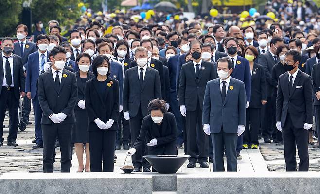 노무현 전 대통령 서거 13주기인 23일 경남 김해 봉하마을에서 열린 추도식이 끝난 뒤 노 전 대통령 묘역에서 문재인 전 대통령과 김정숙 여사 등이 지켜보는 가운데 노 전 대통령의 부인 권양숙 여사가 분향하고 있다. 김해/공동취재사진