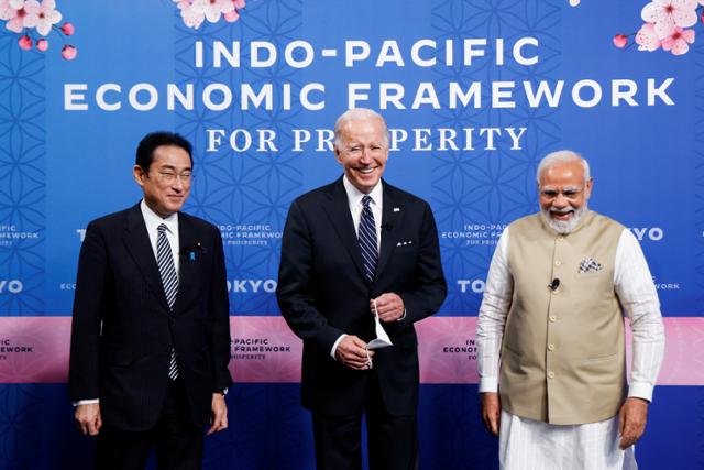 조 바이든(가운데) 미국 대통령이 23일 일본 도쿄에서 기시다 후미오(왼쪽) 일본 총리, 나렌드라 모디 인도 총리와 함께 인도·태평양 경제프레임워크(IPEF) 출범 정상회의에 참석하고 있다. 도쿄=로이터 연합뉴스