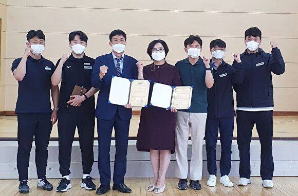 전라남도 나주시중부노인복지관과 동신대학교 산하 국민체력100 나주체력인증센터 관계자들이 어르신 건강증진을 위한 업무협약을 체결하고 화이팅을 하고 있다. [사진=나주시]