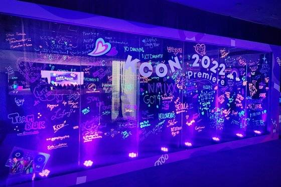 LA 행사장 한켠에는 포토월이 준비됐다. [사진 CJ ENM]