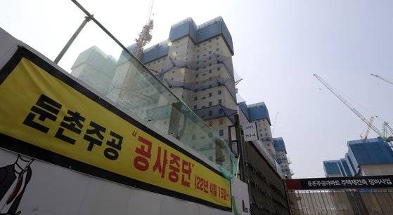 국토교통부와 서울시, 강동구로 구성된 합동점검반이 23일부터 내달 3일까지 둔촌주공 재건축 조합의 운영실태 전반에 대한 합동점검에 나선다.뉴스1