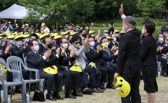 문재인 전 대통령과 부인 김정숙 여사가 23일 오후 경남 김해시 진영읍 봉하마을 생태문화공원에서 열린 故 노무현 전 대통령 서거 13주기 공식 추도식에서 참석자들에게 인사하고 있다. 송봉근 기자