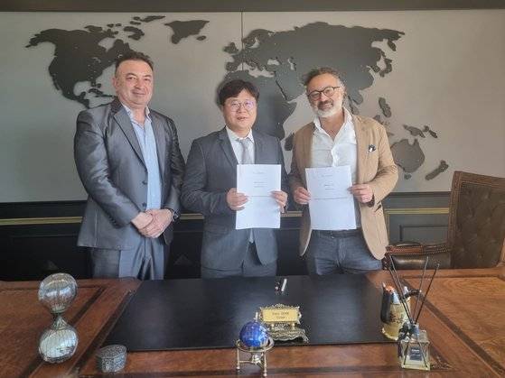 제넨셀이 아랍에미리트(UAE) 제약사 오르디파마와 경구용 코로나19(신종 코로나바이러스 감염증) 치료제 ‘ES16001’의 중동 및 터키 독점 판권에 관한 본계약을 체결했다고 23일 밝혔다. (왼쪽부터) 오르디파마 모기업인 DEM파마의 데니즈 대표, 강세찬 제넨셀 기술경영위 의장, 가레고즐루 오르디파마 공동창업자. [사진 제넨셀]