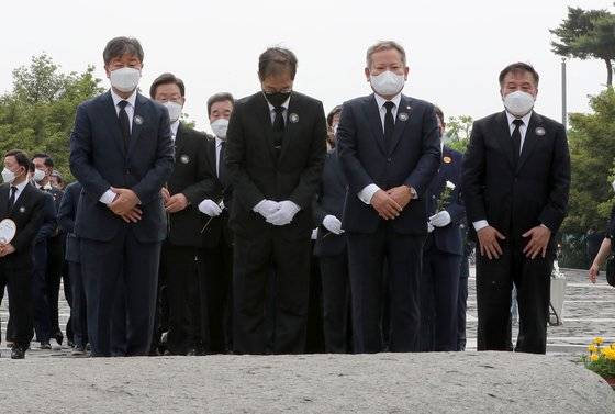 23일 경남 김해시 진영읍 봉하마을에서 엄수된 노무현 전 대통령 서거 13주기 추도식에서 한덕수 총리 등이 노 전 대통령 묘역에서 참배하고 있다. 왼쪽부터 김대기 대통령 비서실장, 한 총리, 이상민 행정안전부 장관, 이진복 대통령비서실 정무수석. 연합뉴스