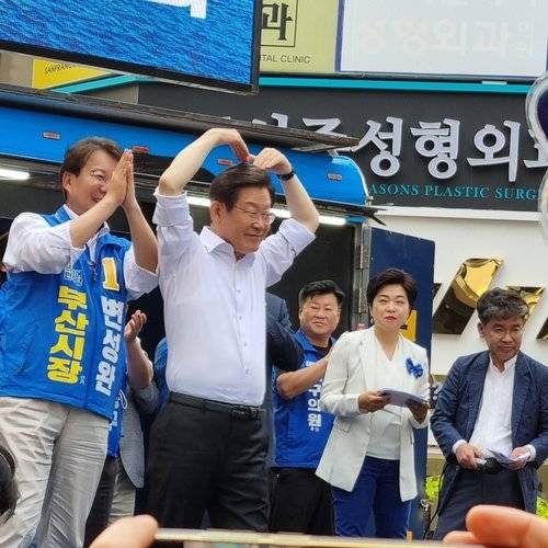 23일 부산 지원 유세하는 이재명 더불어민주당 총괄선거대책위원장. [사진 더불어민주당 제공]