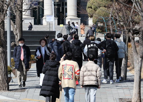 지난 3월 서울 동대문구 한국외국어대학교에서 새학기를 맞아 개강한 학생들이 대화하며 발걸음을 옮기고 있다. 연합뉴스