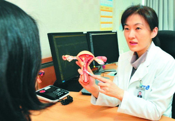 자궁경부암 상담 장면. 20세 이상 여성은 다양한 검사에 대한 건강보험 혜택을 받을 수 있다. 국민일보DB