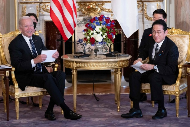 (도쿄 AFP=뉴스1) 우동명 기자 = 조 바이든 미국 대통령이 23일(현지시간) 도쿄 아카사카 궁에서 기시다 후미오 일본 총리와 회담을 하고 있다.  (C) AFP=뉴스1