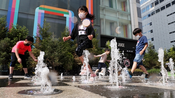 화요일은 전국이 대체로 맑으며 낮 기온이 최고 33도까지 올라 일부 지역은 폭염 특보에 육박하는 무더위가 예상된다. 사진은 지난 22일  서울 중구 현대시티아울렛 동대문점 바닥 분수대에서 물놀이를 하고 있는 어린이들. /사진=뉴스1