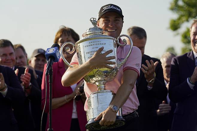 저스틴 토머스가 23일 오전(한국시간) 미국 오클라호마주 털사의 서던힐스컨트리클럽(파70)에서 열린 PGA투어 메이저대회 PGA챔피언십에서 연장 끝에 우승한 뒤 환한 표정으로 워너메이커 트로피를 안고 있다. AP뉴시스