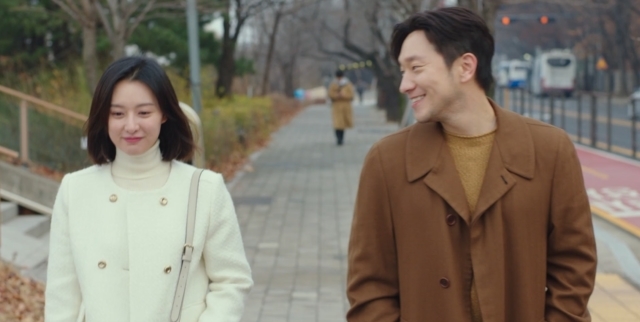 Son Seokgu and Kim Ji-won finally opened up the possibility of Happy Endings with The Slap.In the 14th JTBC Saturday drama My Liberation Diary (playplayed by Park Hae-young and directed by Kim Seok-yoon), which was broadcast on May 22, the recovery period of the Yeom family, who lost her mother Kwak Hye-sook (played by Lee Kyung-sung), was drawn.In The Funeral of her sudden death mother Kwak Hye-sook (Lee Kyung-sung), Sam Brother and Sister were in a fever, and her father, Yeom Je-ho (Chun Ho-jin), was in a mood.I also thought about death. Yeom Chang-hee (Lee Min-ki), who watched Kwak Hye-sooks makeup, said, Who is here when I am there?Ji Hyun-ah (Jeon Hye-jin) next to him replied, I will be there. So, Yeom Chang-hee gave Ji Hyun-ah a rather unromatic proposal, saying, Lets get married. Back home with her mothers ashes, Brother and Sister found her trails while they were clearing the house for days.The bottom of the rice that my mother had not worn until she died, the clothes of her mother buried in the pile of laundry, the shoes of her mother on the porch, and the fifty side dishes she had made.The sad Yeom family was silent, and only the sound of TV filled the house.In this process, it was revealed why the life of Yeom Family became more destitute.My aunt has approached me with a side dish that I do not like even by Yeom Je-ho as an excuse for the situation. I went to Wangsimni and got anchovy fried?If you do not have affection, why do you pretend to live without affection? I think you are going to oil it to talk about money again. I will squeeze it out.If we are robbed by Aunt Father again, we are all done, he warned. Its Family and I do not see Father.But during this fight, suddenly, her ashes made a clatter of sound, like the life of her mother, who stopped Familys disturbance.In the meantime, the incident occurred to Yum Mi-jung, who was the backbone of the fact that Choi Jun-ho (Lee Ho-young) had stored the number of the in-house affair woman under the name of Yum Mi-jung.Choi Jun-hos wife called the company and found Yum Mi-jung, and Yum Mi-jung, who received the call, said, I am not.I have only saved my name in my name. On the spot, I called Baro Choi Jun-ho and confirmed his real name.Then, to his wife, I am a parenthesis and a contract worker.Even Yeom Mi-jung knew the identity of Choi Jun-hos real affair woman, Han Soo-jin (a craft magazine) who was a close associate of Baro.He comforted himself with his Shichimi, and he gave back his anger and anger by hitting Han Soo-jin, who knows who the affair is, with his bag.However, it was regrettable that only the contract worker, Yum Mi-jung, would be difficult to convert to full-time employees.In addition, Yeom Mi-jeong also learned that he took money from his ex-boyfriend to Family by taking out a loan of 2 million won in settlement.The Yeom family, however, has overcome the wounds with a firmness, especially Yeom Chang-hee, who has been standing by Yeom Je-ho, who does not know how to produce sadness.With Yeom Chang-hee as the head of the family, the family united and cursed her aunt as the Villan of Family, and talked about the future of each other becoming the aunts uncle of each others children.When he heard the old familys overcoming period, he returned to the dissemination, and then he called the new number of the new one, which he received from the Yeomjeho.Did you meet the man who admires you? He asked me recently, laughing at the word that he had no lover and asked, Lets see. 