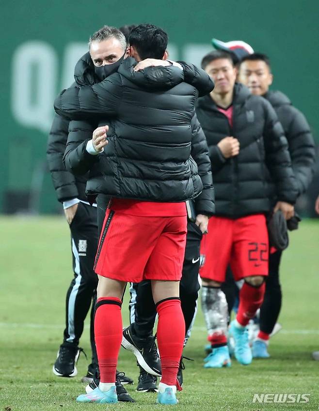 [서울=뉴시스] 정병혁 기자 = 24일 오후 서울 마포구 서울월드컵경기장에서 열린 2022 FIFA 카타르 월드컵 아시아 지역 최종예선 대한민국과 이란의 경기, 2대0으로 이란에 승리한 손흥민과 파울루 벤투 감독이 서로 끌어안고 있다. 2022.03.24. jhope@newsis.com
