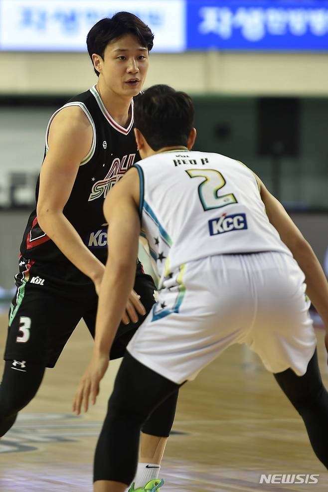 [대구=뉴시스] 이무열 기자 = 16일 오후 대구체육관에서 열린 ‘2021~2022 KGC인삼공사 정관장 프로농구 올스타전’에서 TEAM 허웅의 허웅과 TEAM 허훈의 허훈이 자리 싸움을 하고 있다. 2022.1.16. lmy@newsis.com