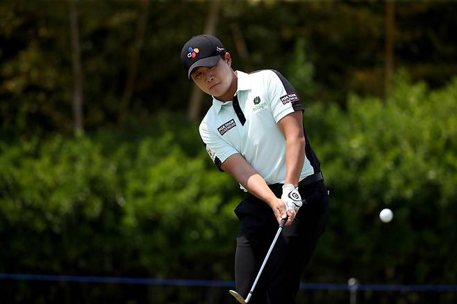 [서울=뉴시스] 김진아 기자 =  21일 경남 거제도 드비치골프클럽에서 열린 제12회 데상트 코리아 먼싱웨어 매치플레이 조별리그 2경기, 김민규가 2번홀 어프로치 샷을 하고 있다. (사진=KPGA 제공) 2022.05.21. photo@newsis.com *재판매 및 DB 금지