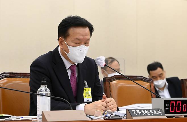 [서울=뉴시스] 김선웅 기자 = 정호영 보건복지부 장관 후보자가 3일 서울 여의도 국회에서 열린 인사청문회에서 생각에 잠겨 있다. (공동취재사진) 2022.05.03. photo@newsis.com