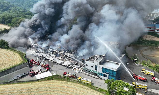 23일 화재가 발생한 경기도 이천시의 한 물류창고에서 소방당국이 진화작업을 하고 있다. 공동취재