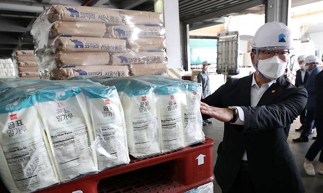 정황근 농림축산식품부 장관이 23일 인천 중구 대한제분 인천공장을 찾아 밀가루 공급상황을 점검하고 있다. 뉴시스