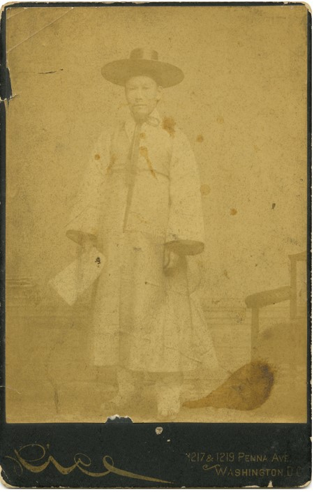 1888년 미국에서 촬영한 주미 조선공사관원 강진희의 초상 사진 원본이 처음으로 공개됐다. /사진제공=예화랑