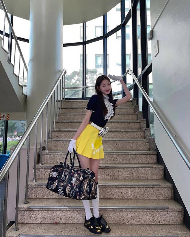 골프 가방을 들고 러블리한 포즈를 취하고 있는 모습. 걸그룹 아이브(IVE)의 멤버 장원영 공식 SNS 제공